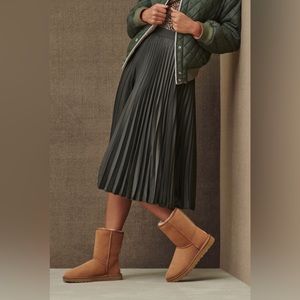 Ugg Classic Short II Genuine Shearling lined boot